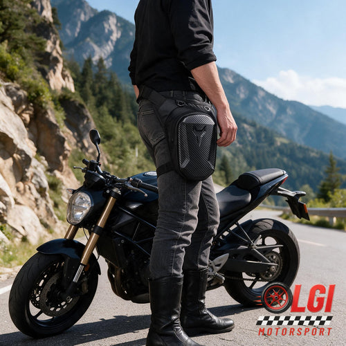 Motorista con la bolsa de pierna junto a su moto – OLGI Motorsport